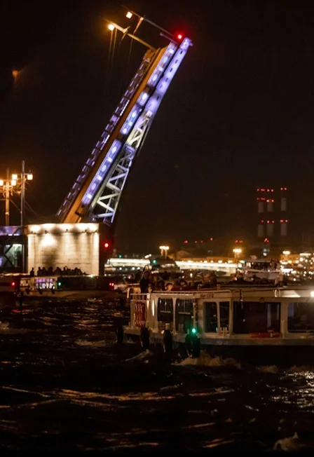 Разводные мосты - ночная прогулка по рекам и каналам к Дворцовому и Троицкому мостам